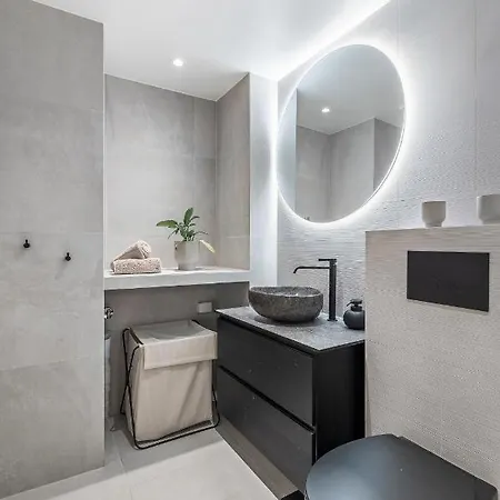 Apartment Renovated Two-bedroom In A Area