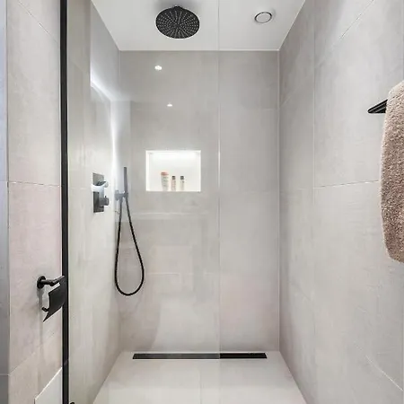 Renovated Two-bedroom In A Area *